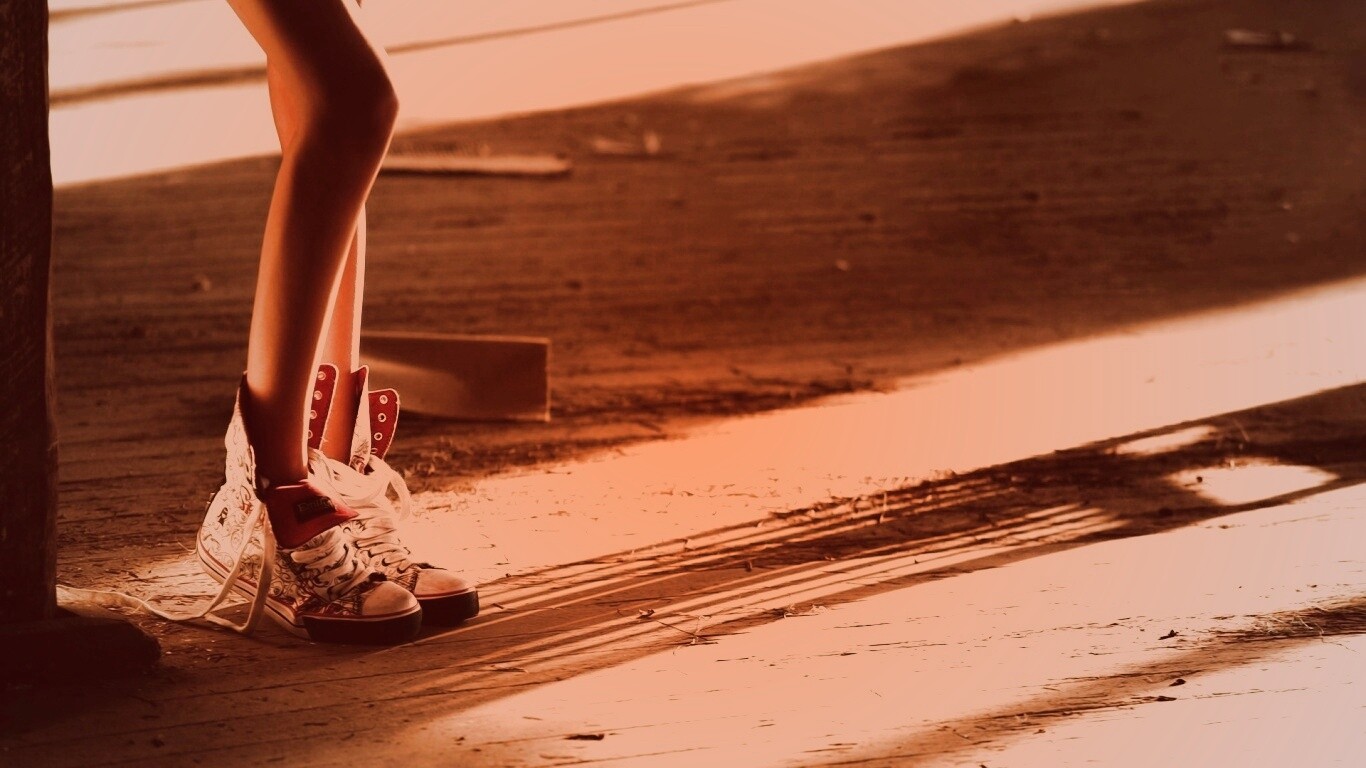 Ножки в кедах обои