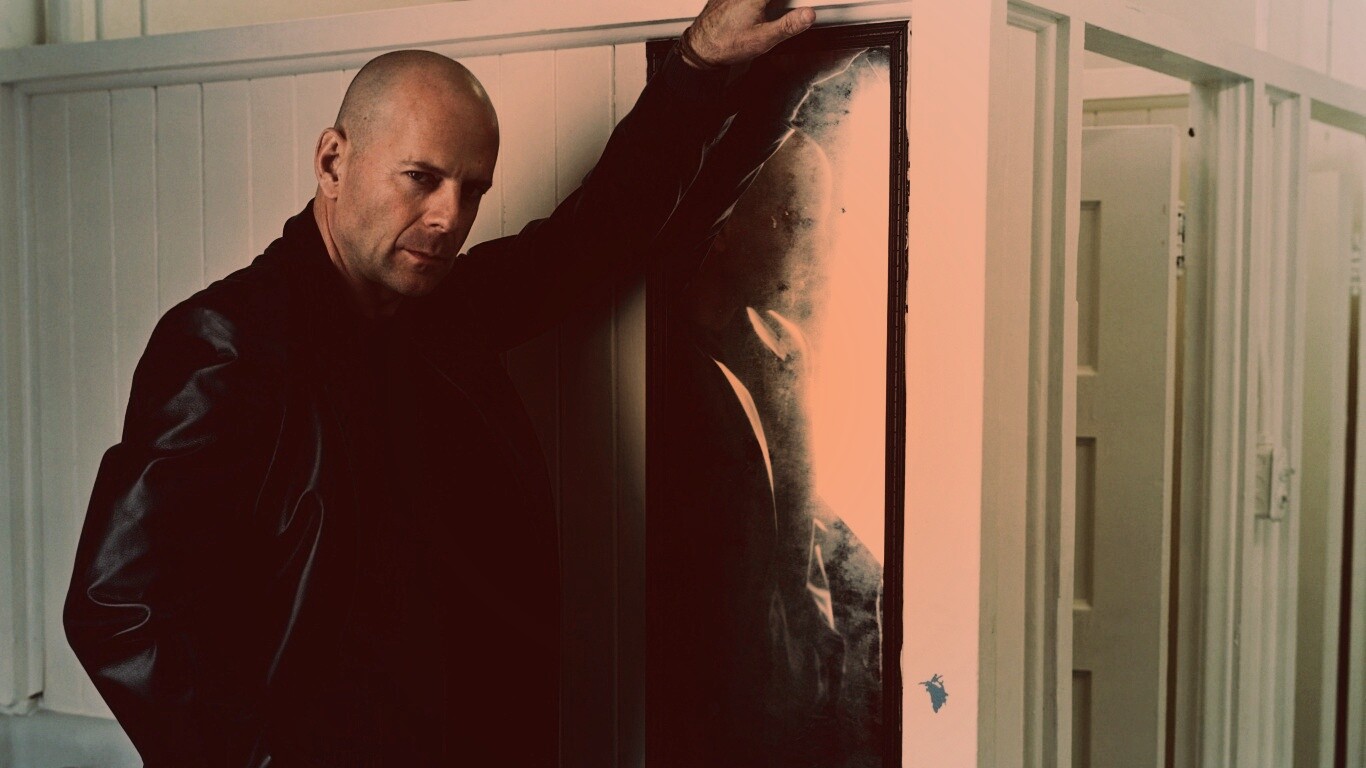 Брюс Уиллис у зеркала обои