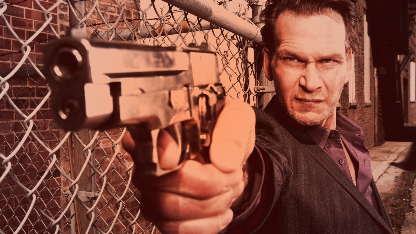 Патрик Суэйзи с пушкой обои