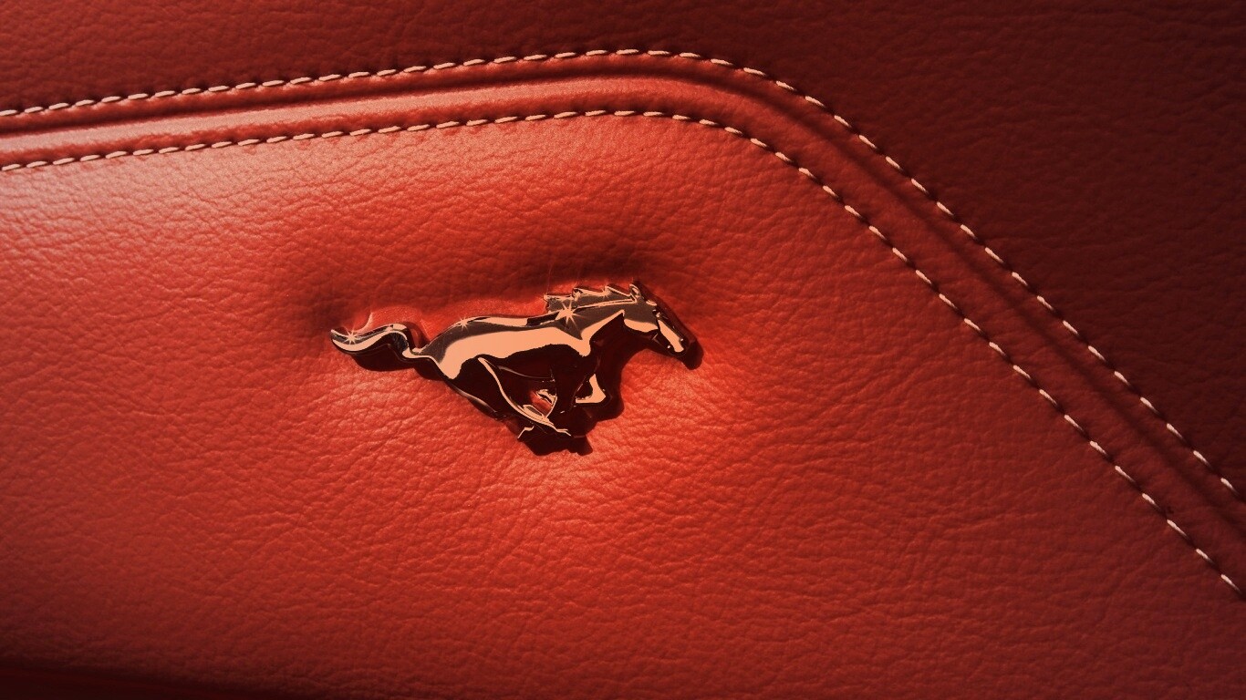 Кожаный салон Форда Мустанг обои