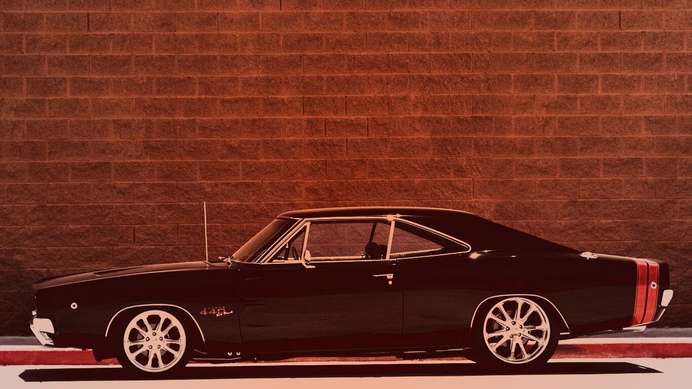 Черный Додж у стены обои