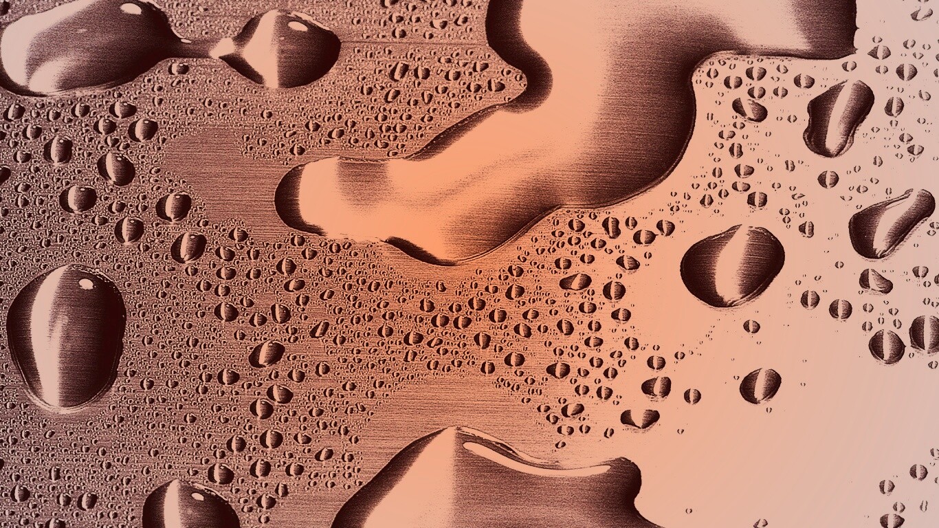 Вода на металлической поверхности обои