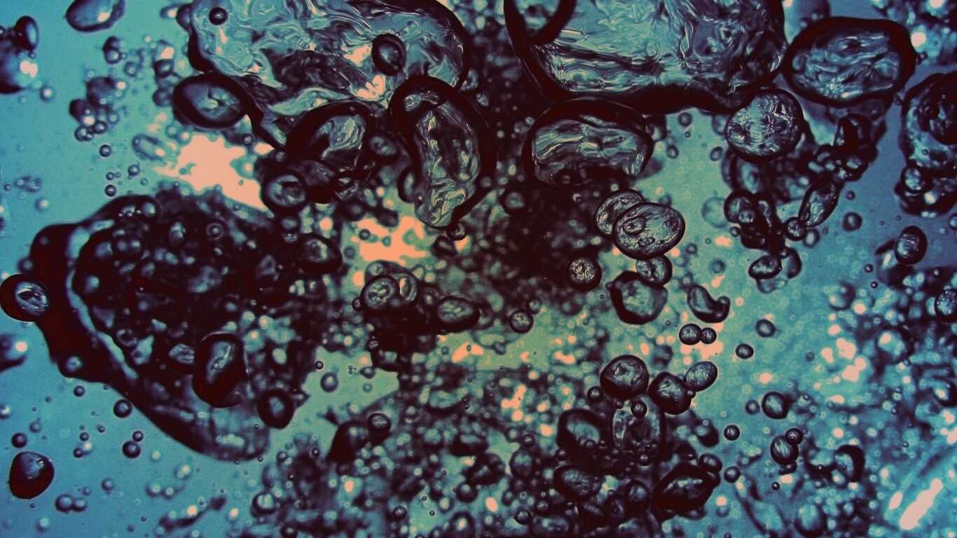 Тёмные пузыри в воде обои