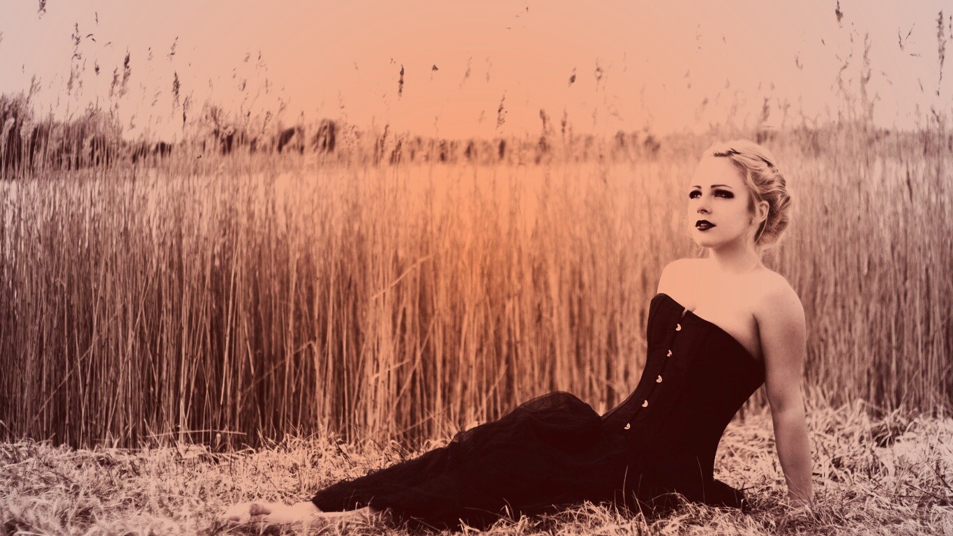 Девушка на траве в черном корсете обои