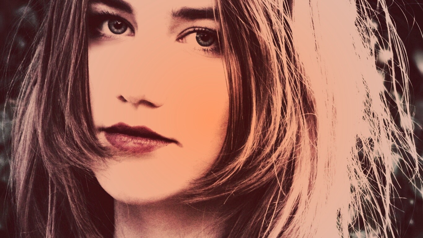 Взгляд голубоглазой девушки обои