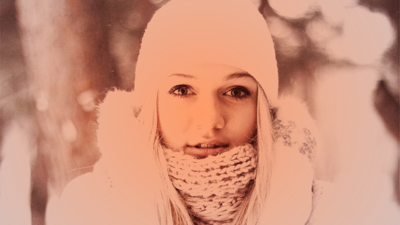 Девушка в белом в снежном лесу обои