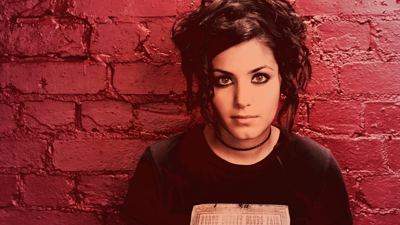 Подросток на фоне розовой кирпичной стены обои