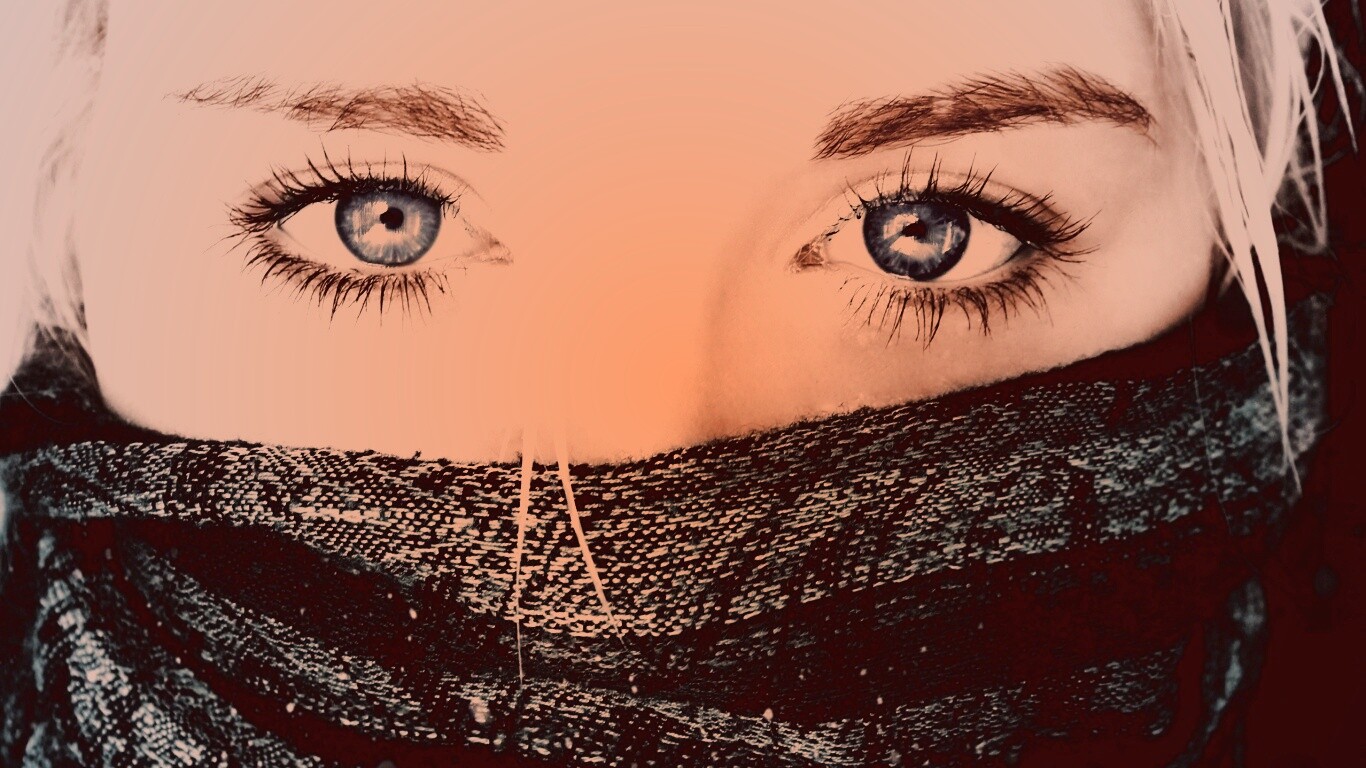 Блондинка с шарфом на лице обои