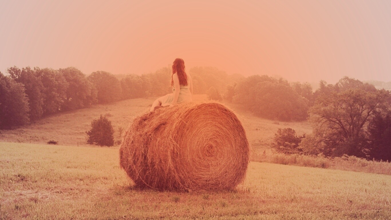 Девушка на снопе сена обои