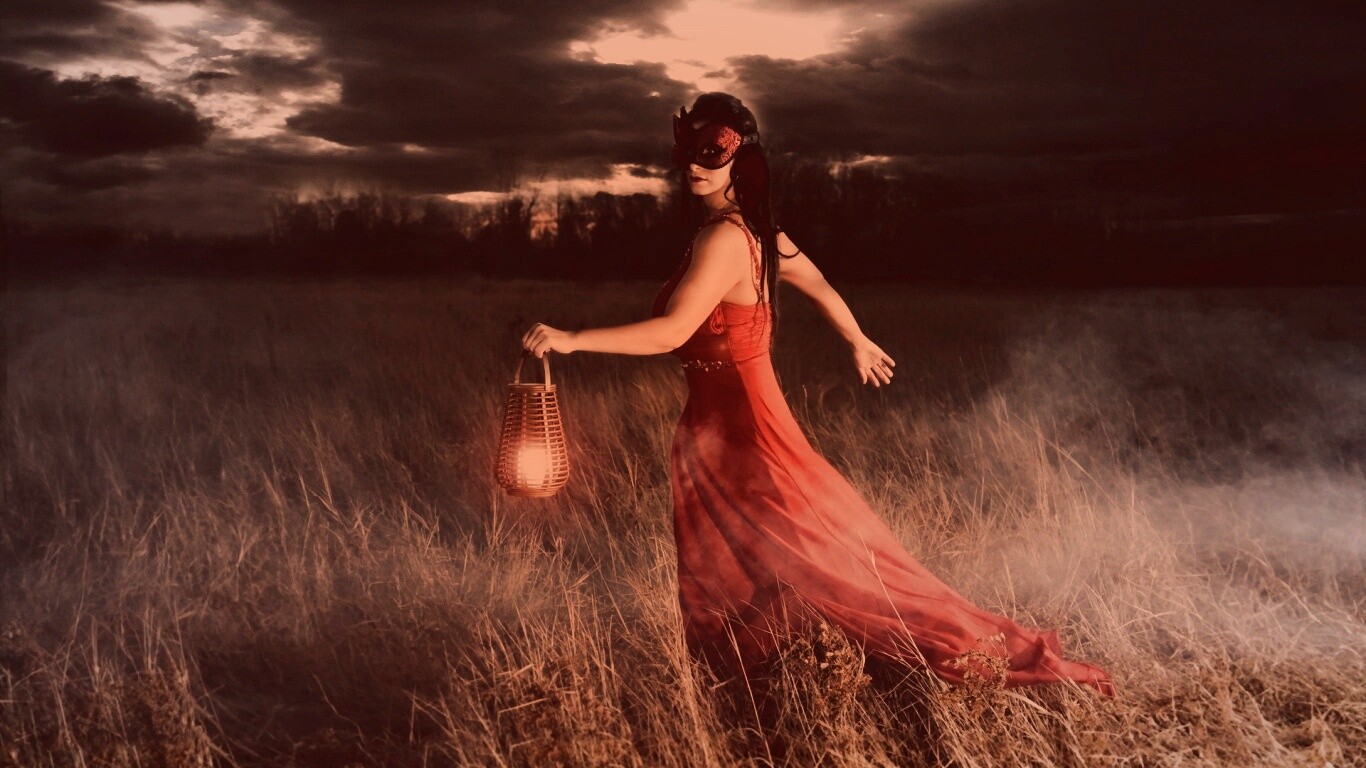 Девушка со свечей обои