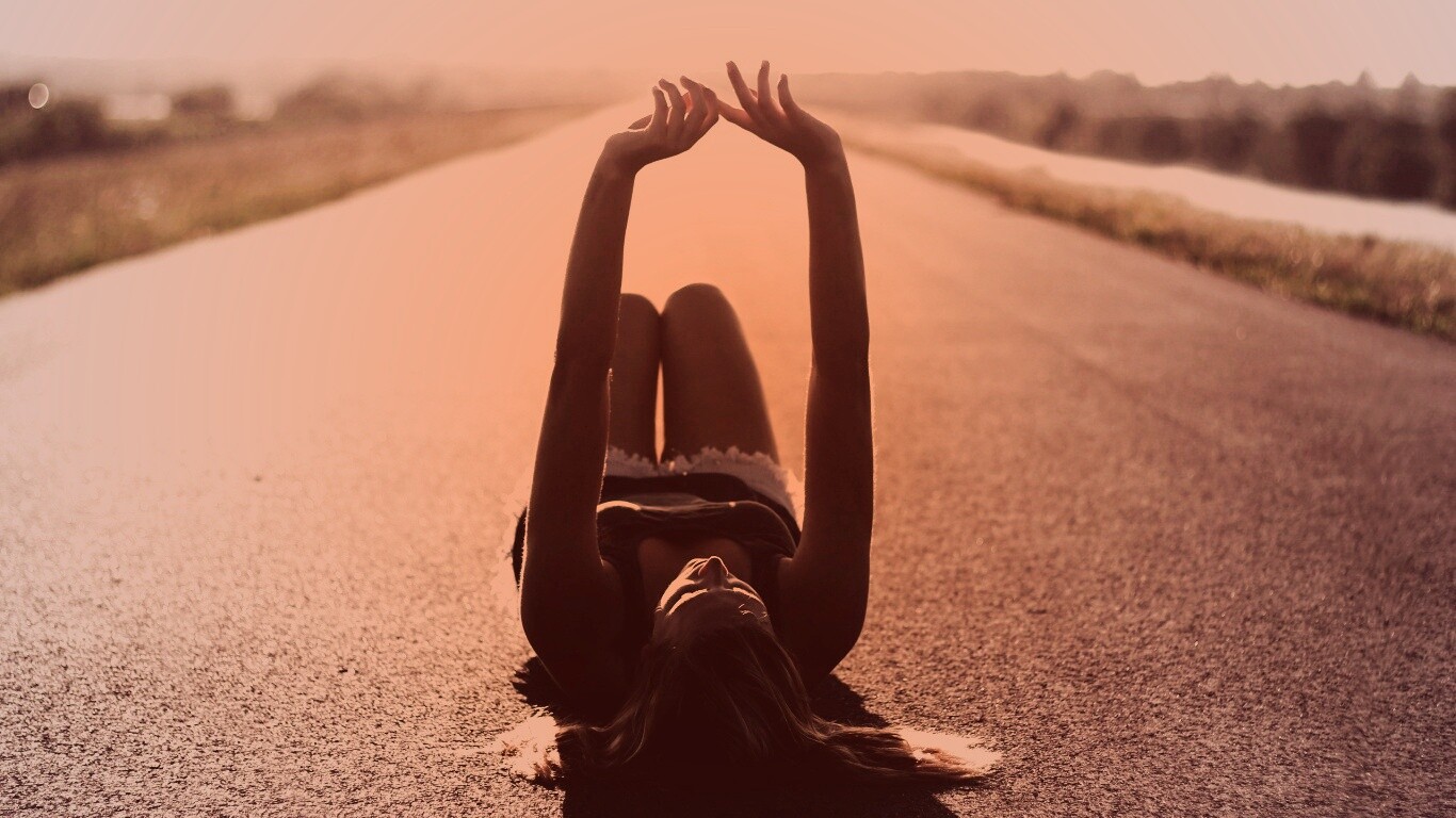 Девушка на асфальте обои