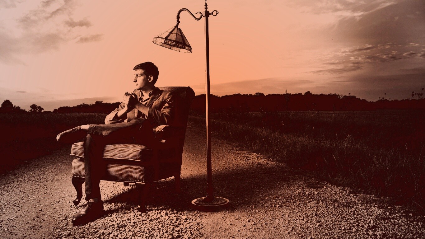 Мужчина в кресле обои