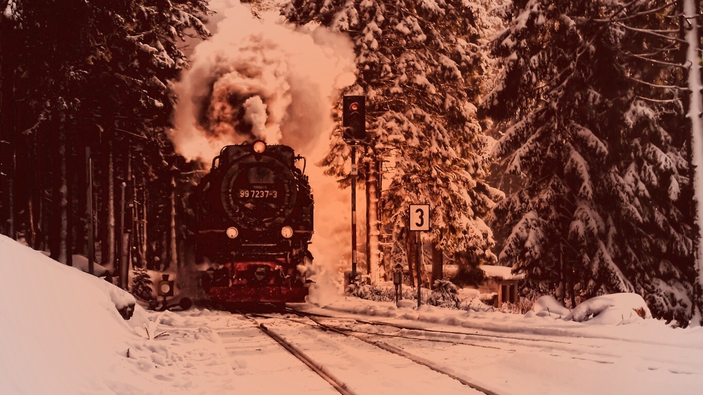Паровоз в димнем лесу обои