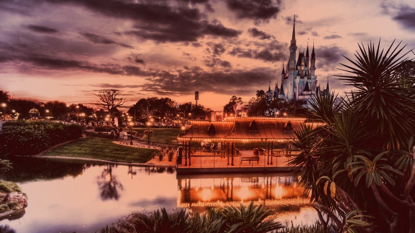 Диснеёленд вечером обои