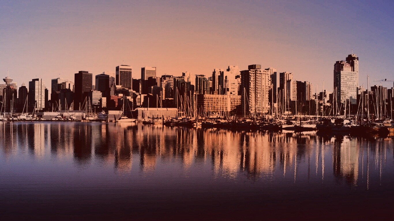 Город у воды обои