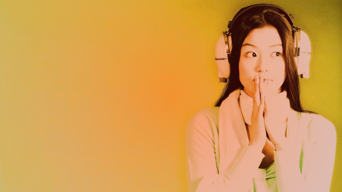 Японка в наушниках обои