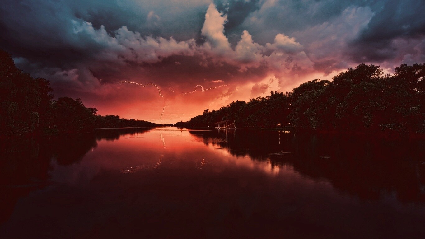 Молнии на фоне заката, стандартные обои mac обои