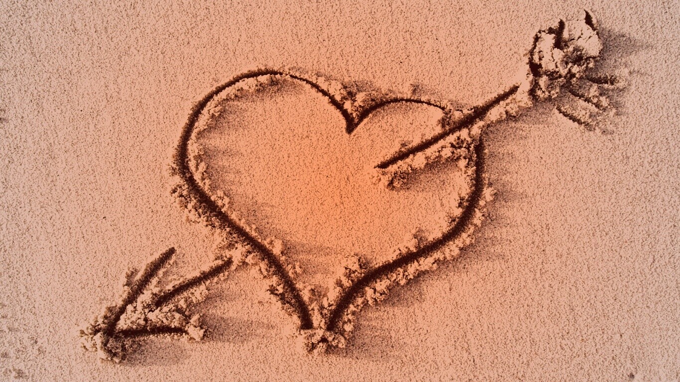 Сердце на песке обои