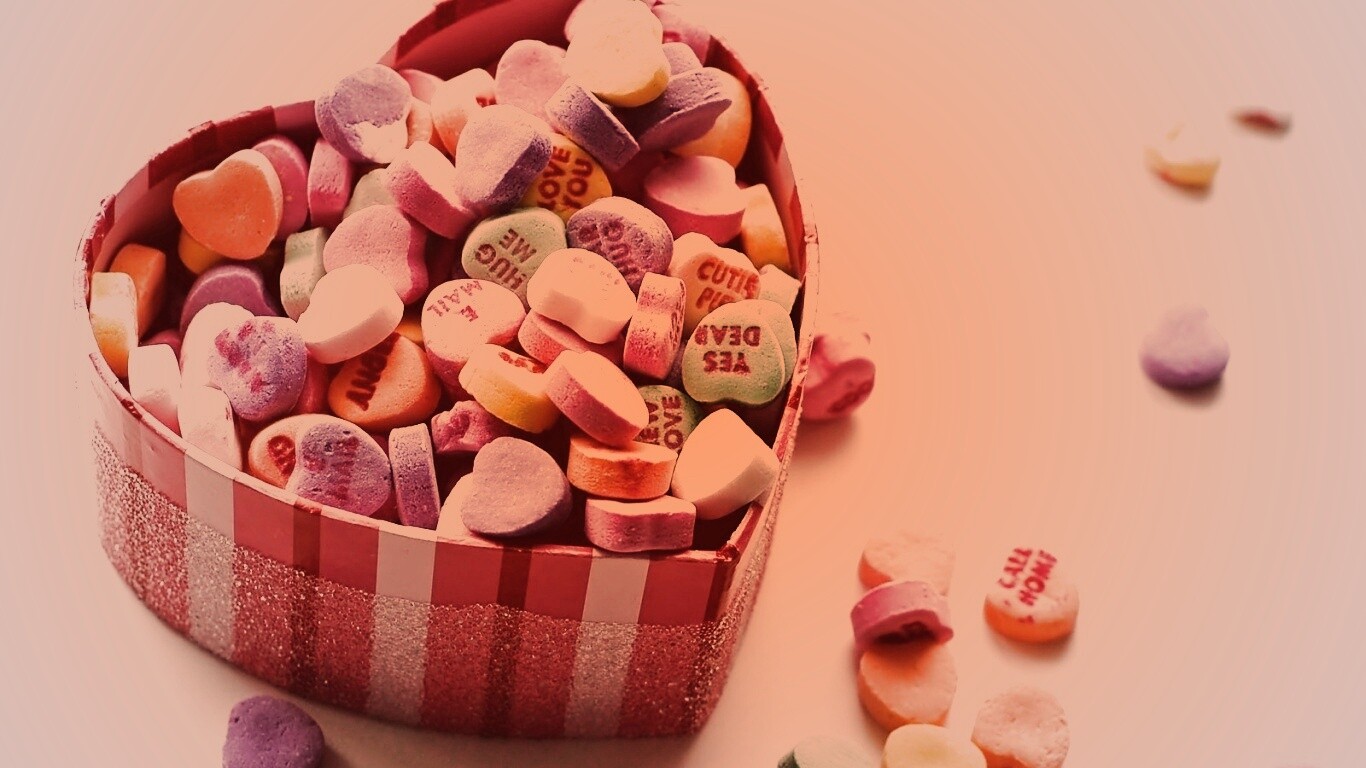 Конфеты в форме сердца обои