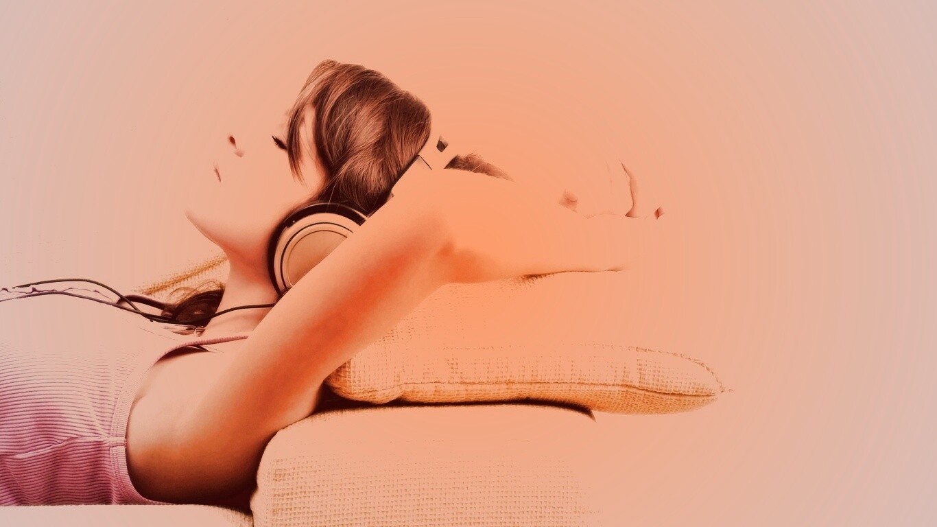 Слушающая музыку обои