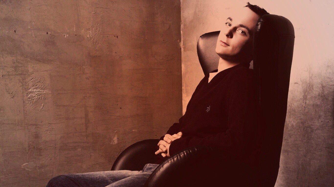 Джим Парсонс в крселе обои