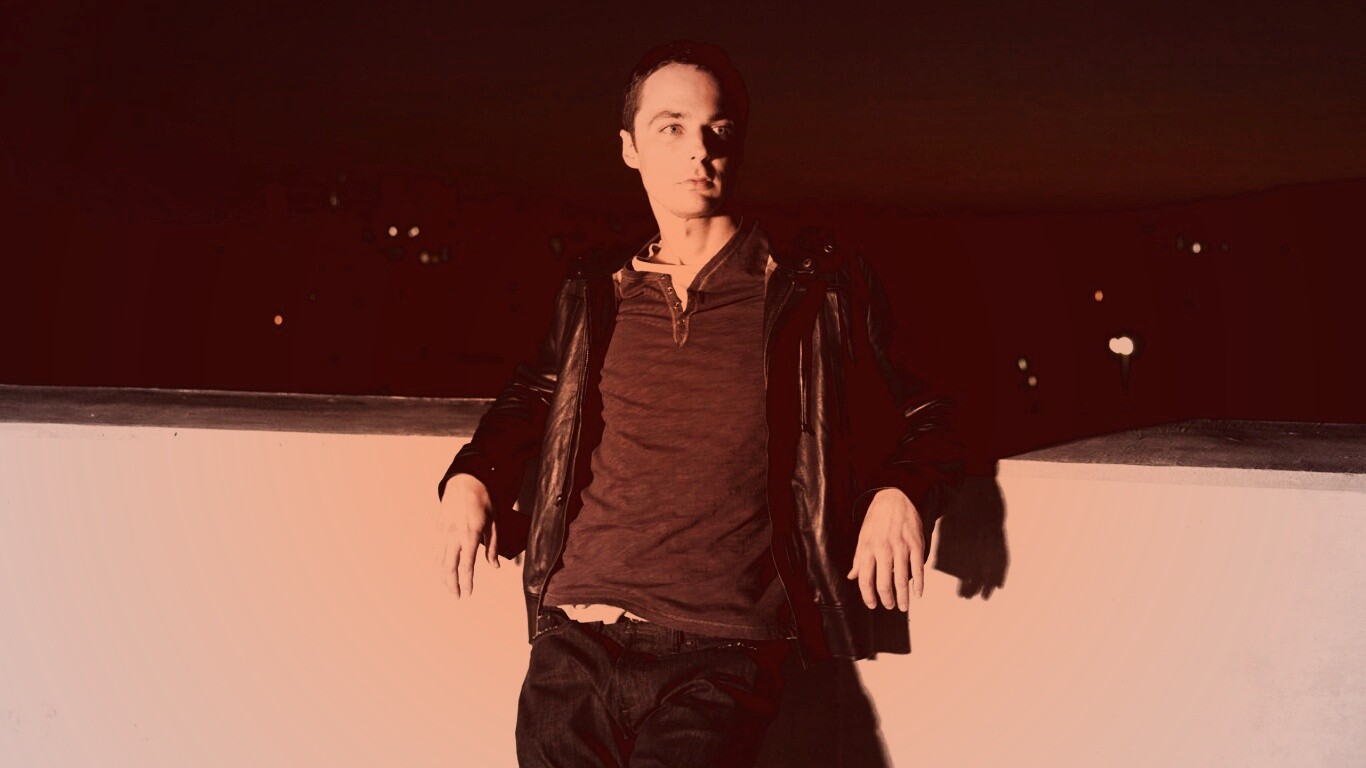 Джим Парсонс на балконе обои