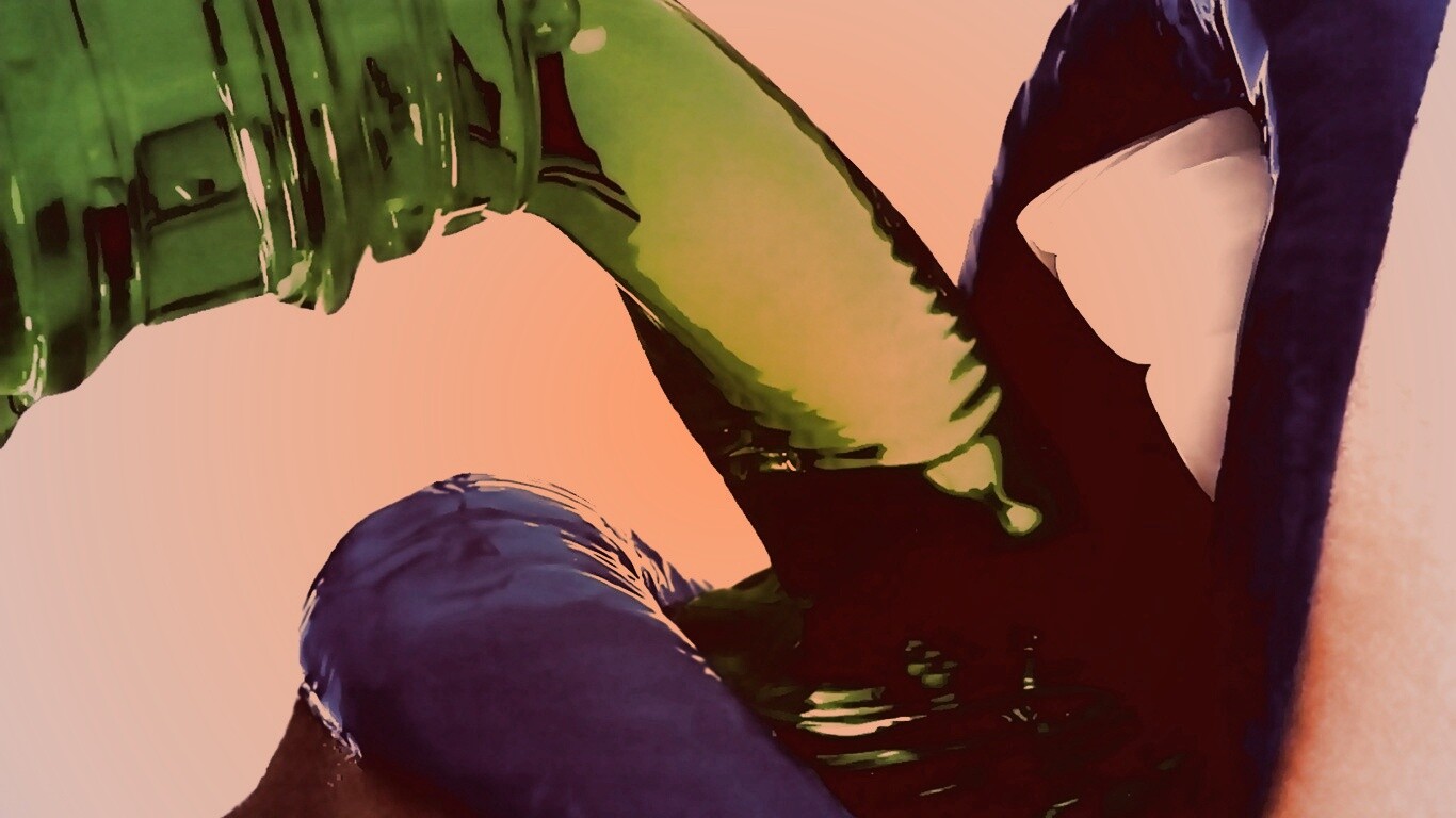 Пьющая девушка обои