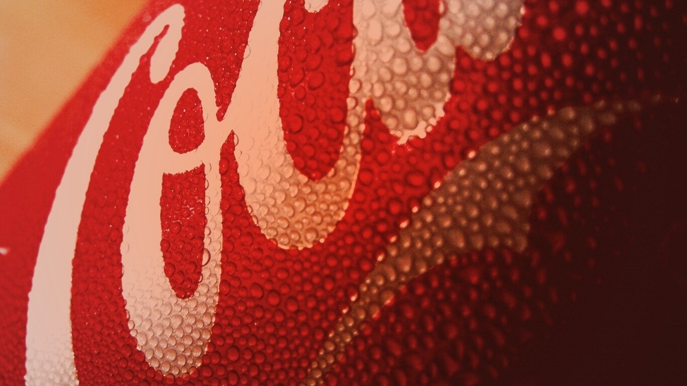 Запотевшая банка Кока-Колы обои