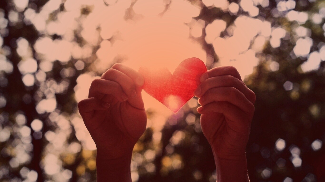 Бумажное красное сердце обои