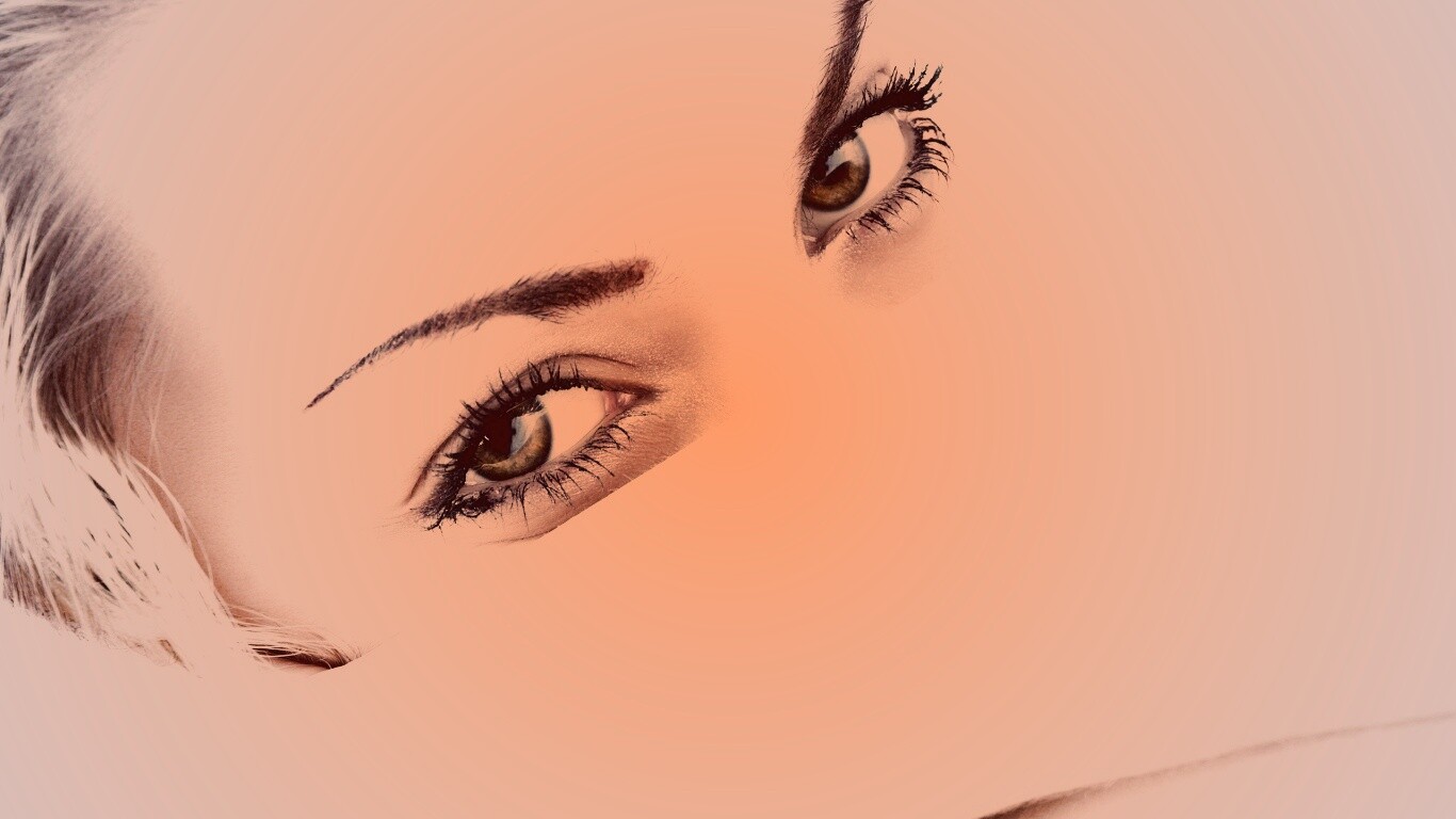 Девушка прикрыла лицо рукой обои