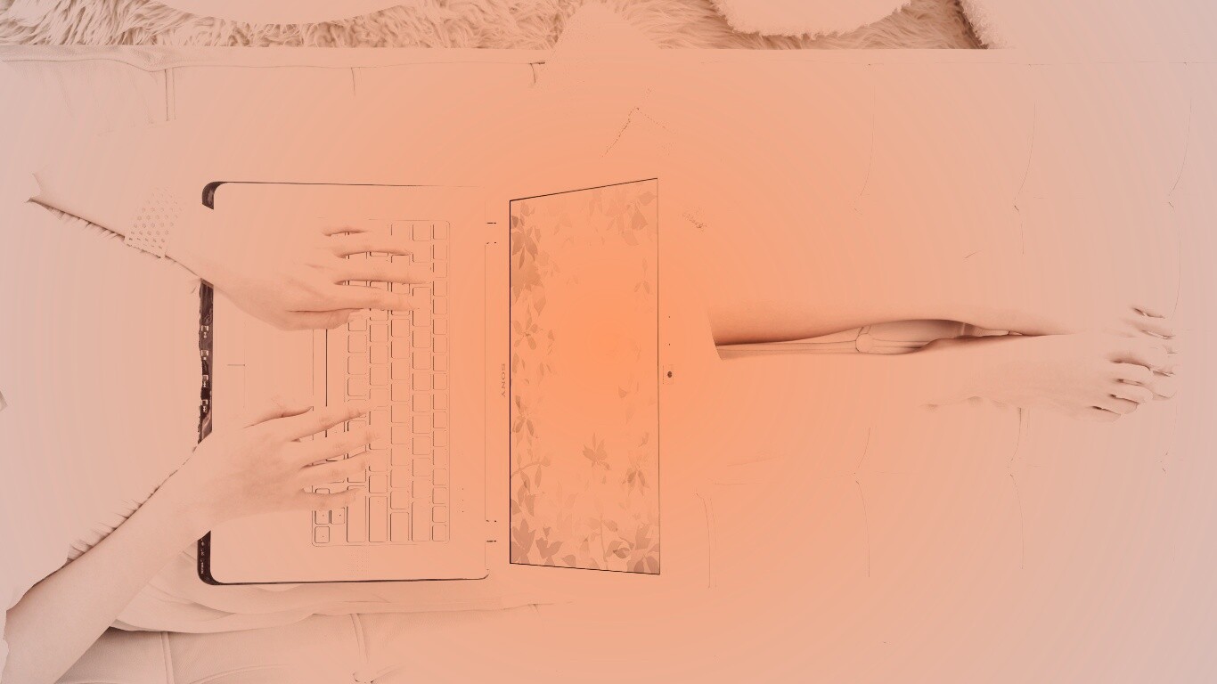 Девушка с ноутбуком vaio обои