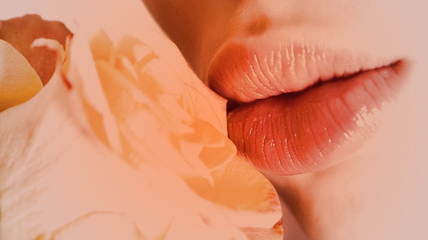 Губы девушки и роза обои