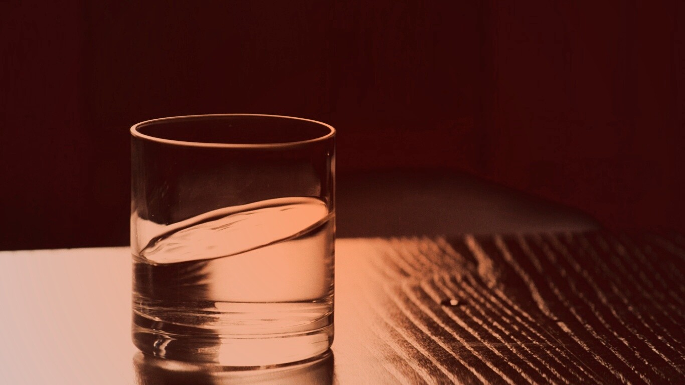 Стакан воды из Начала обои