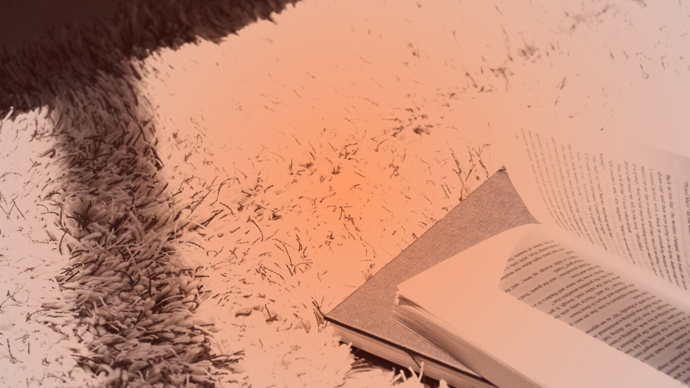 Книга на полу обои