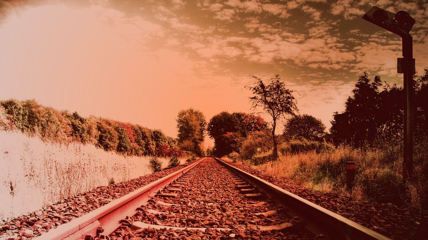 Уходящие в даль рельсы обои