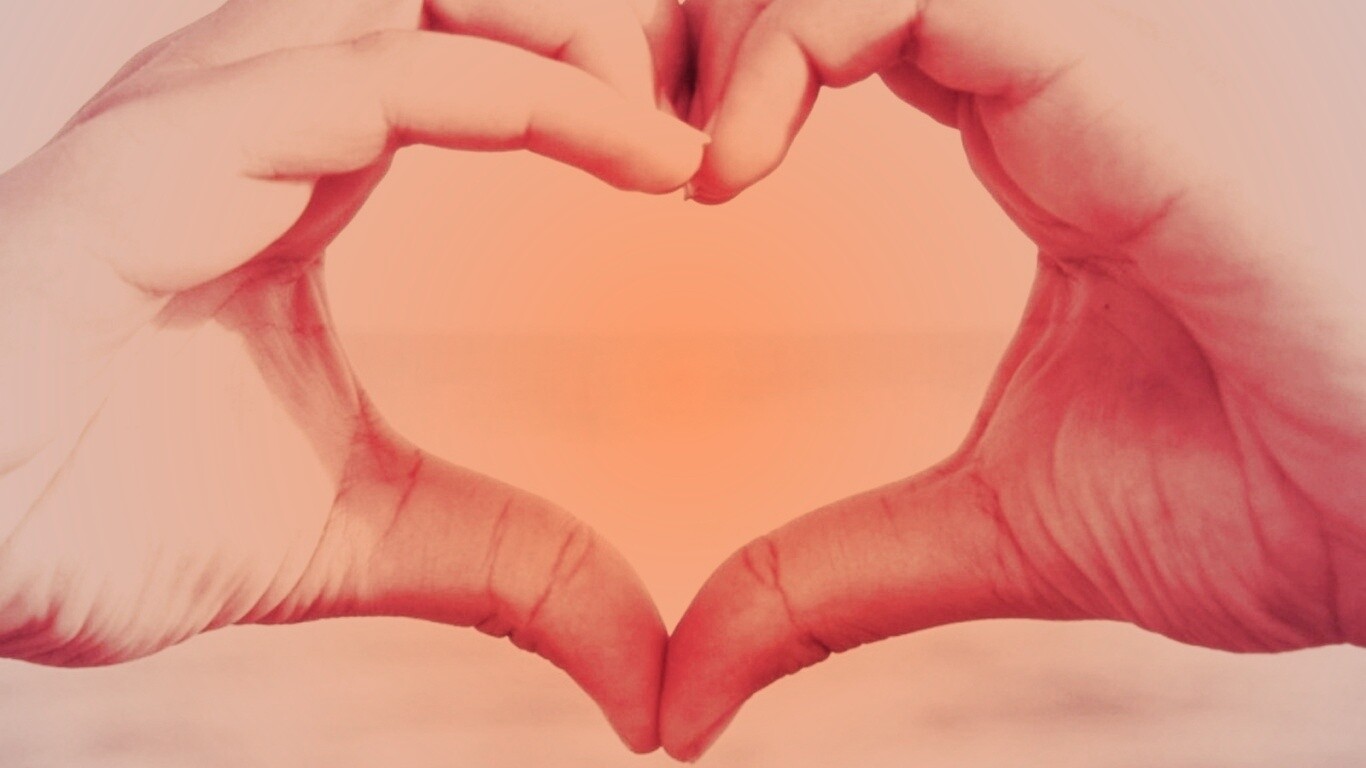 Руки сложенные сердечком обои