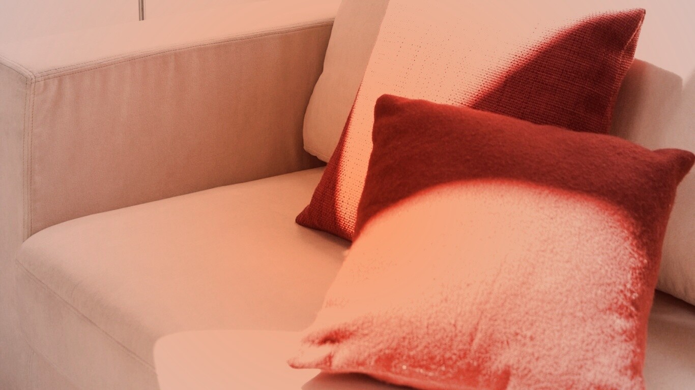 Красные подушки обои