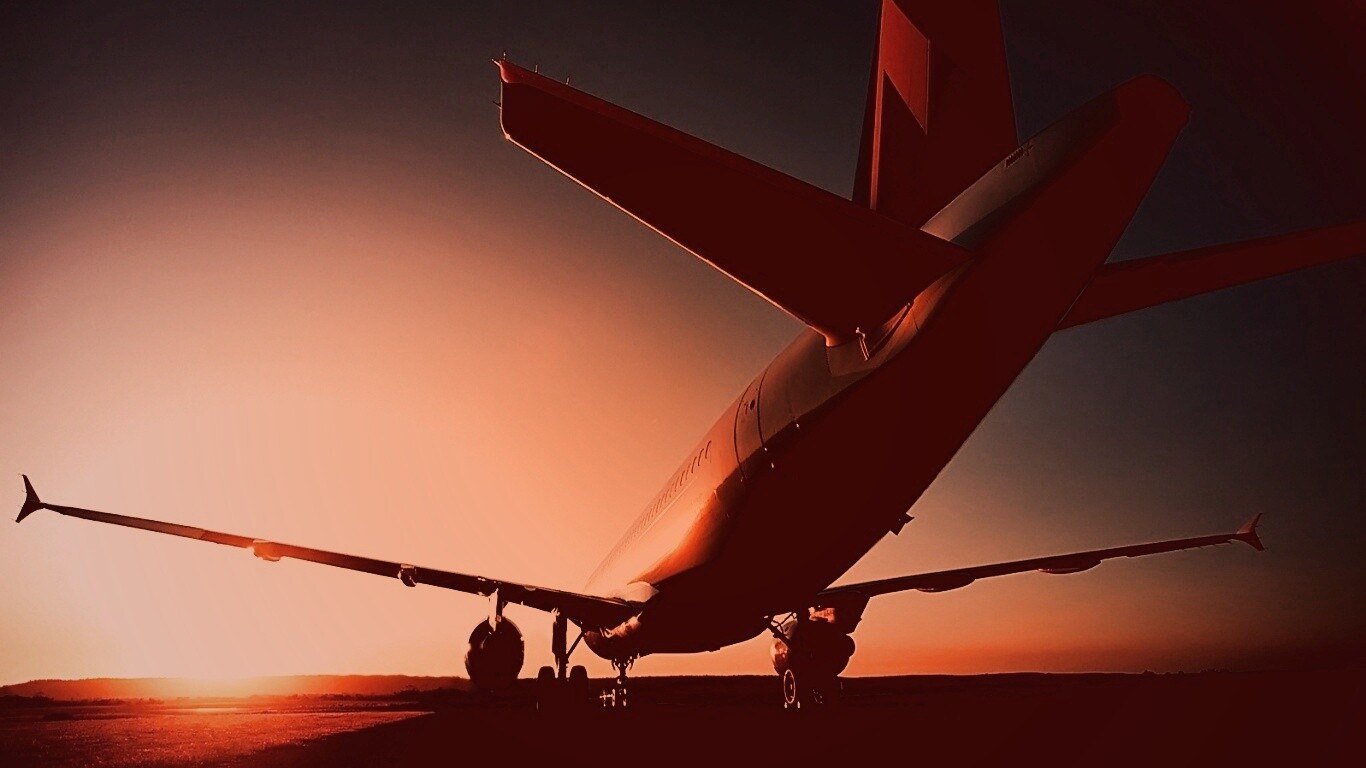 Самолет на закате обои