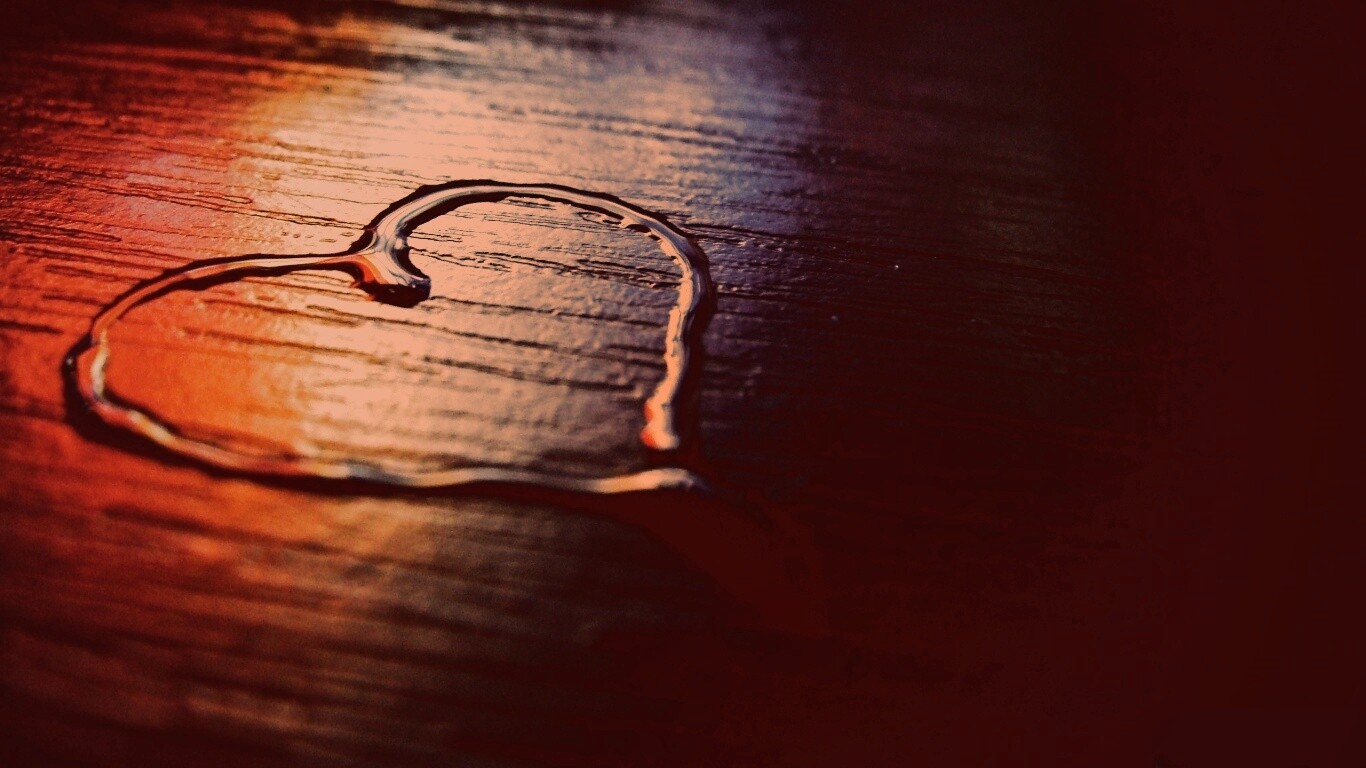 Сердечко из воды обои