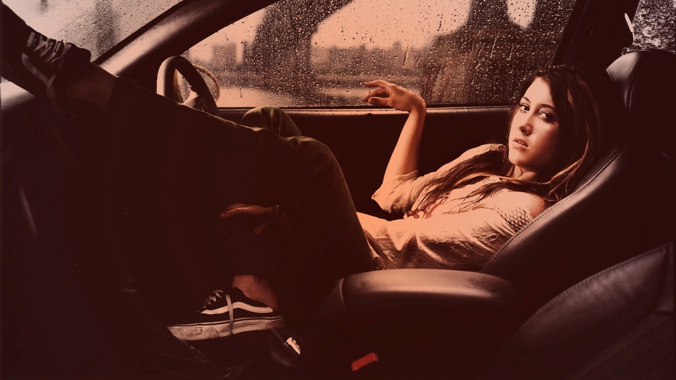 Девушка в автомобиле обои