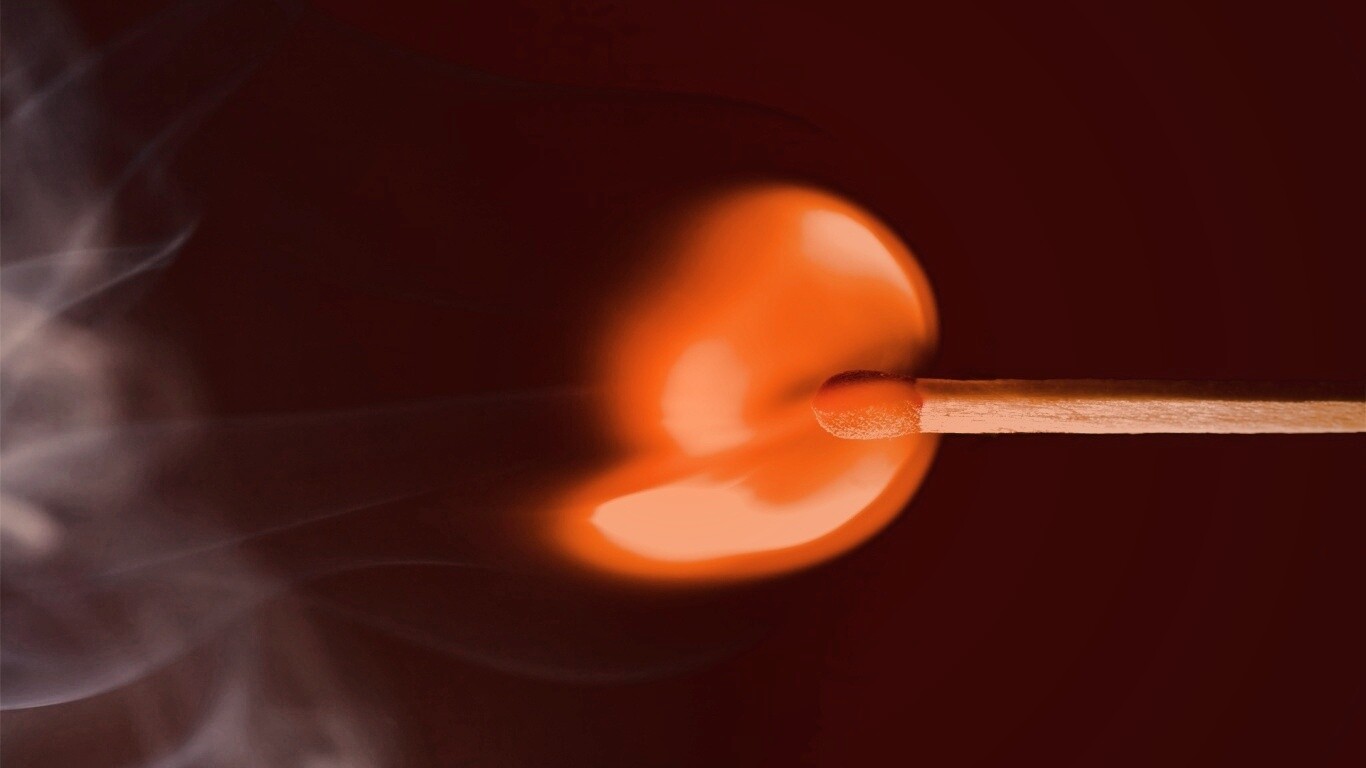 Горящая спичка обои