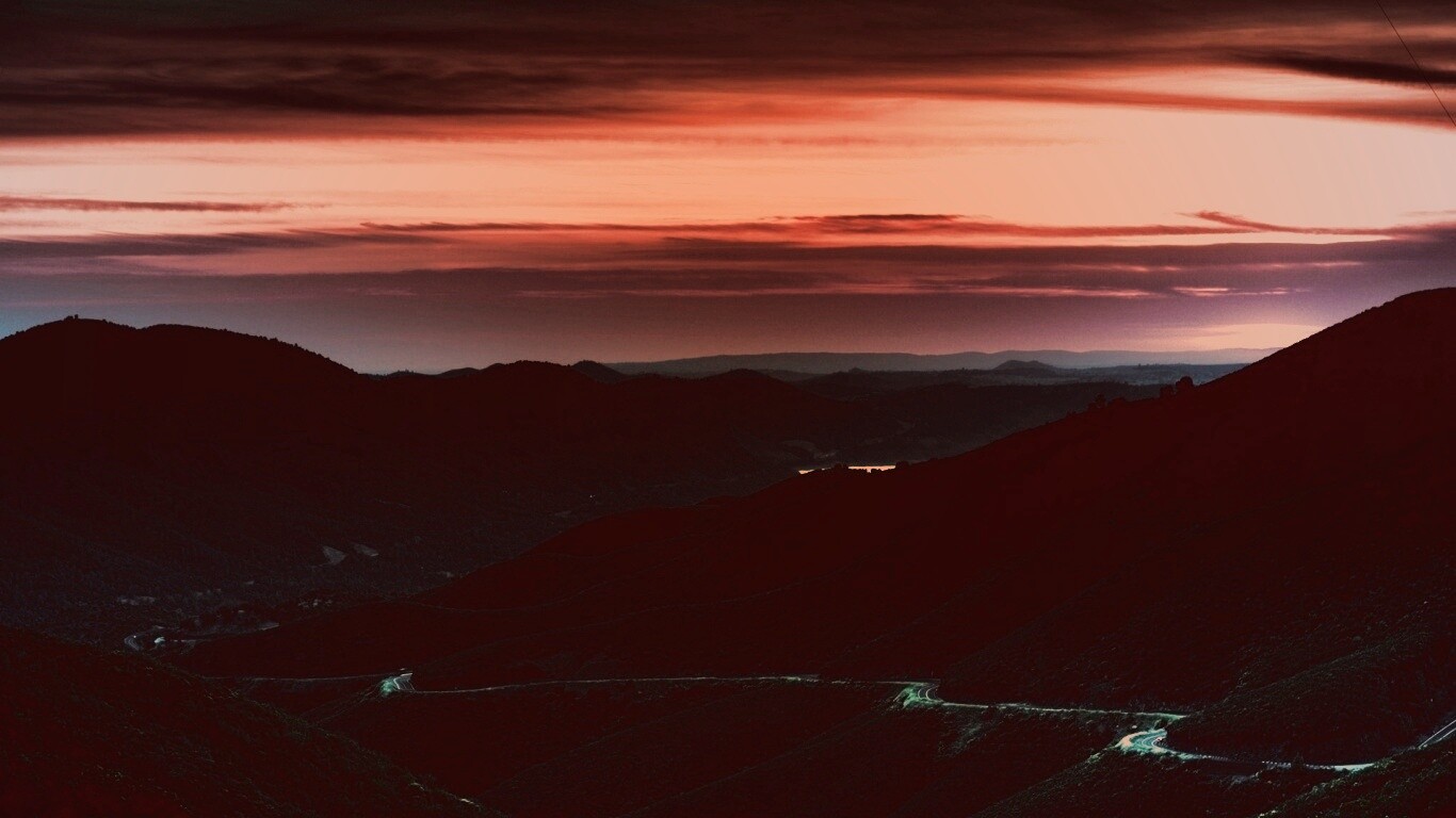 Закат на склонах гор обои