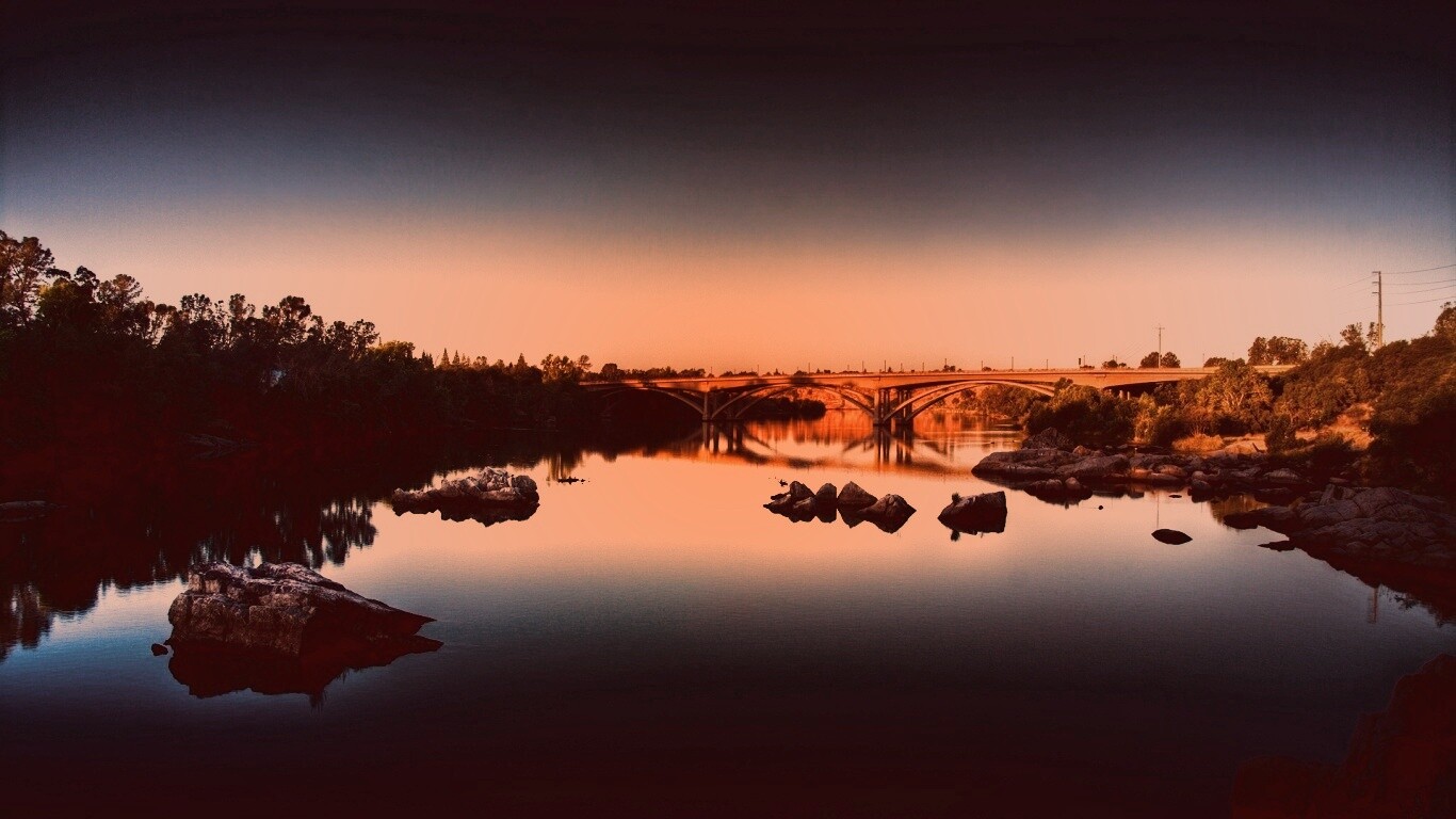 Мост через живописную реку обои