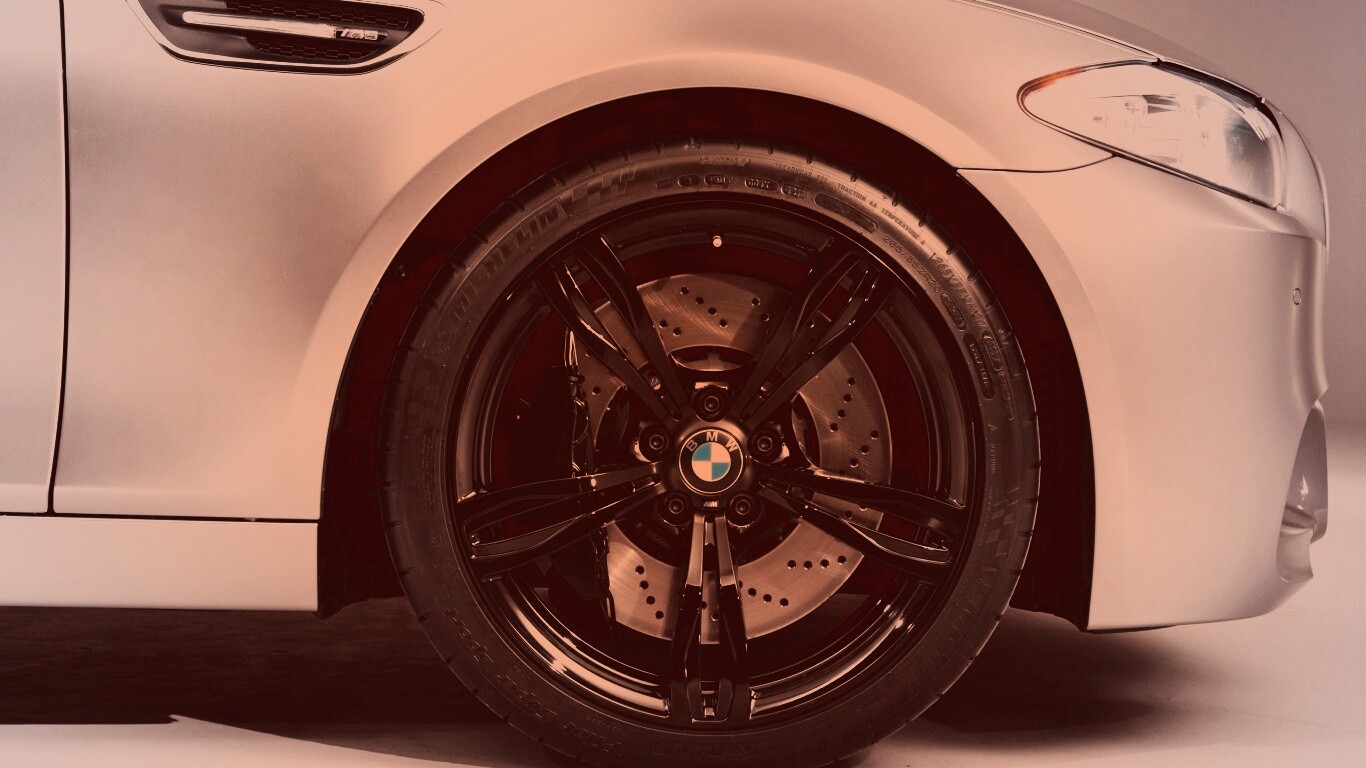 Чёрный литой диск БМВ обои