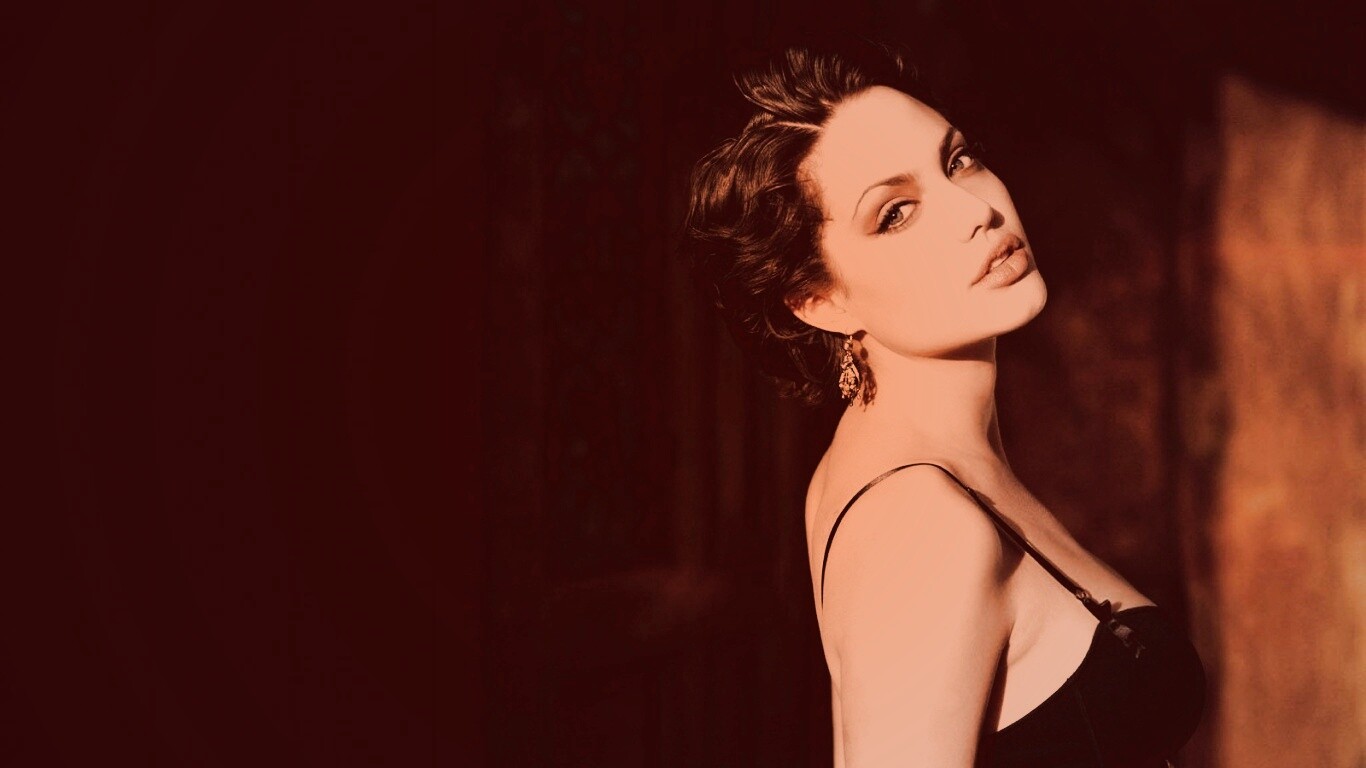 Анджелина Джоли в черном платье обои