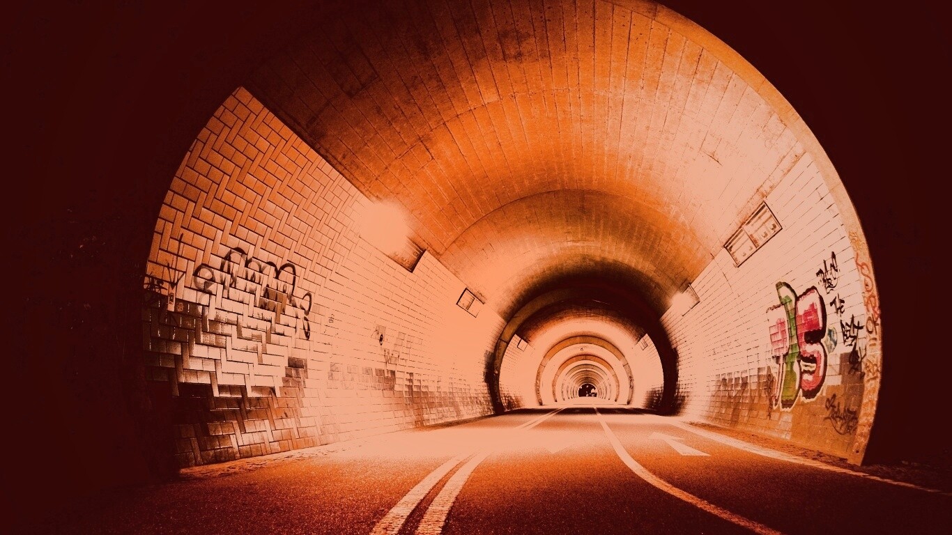 Тоннель и граффити на стенах обои