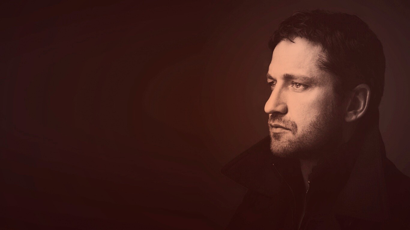 Джерард Батлер на темном фоне обои