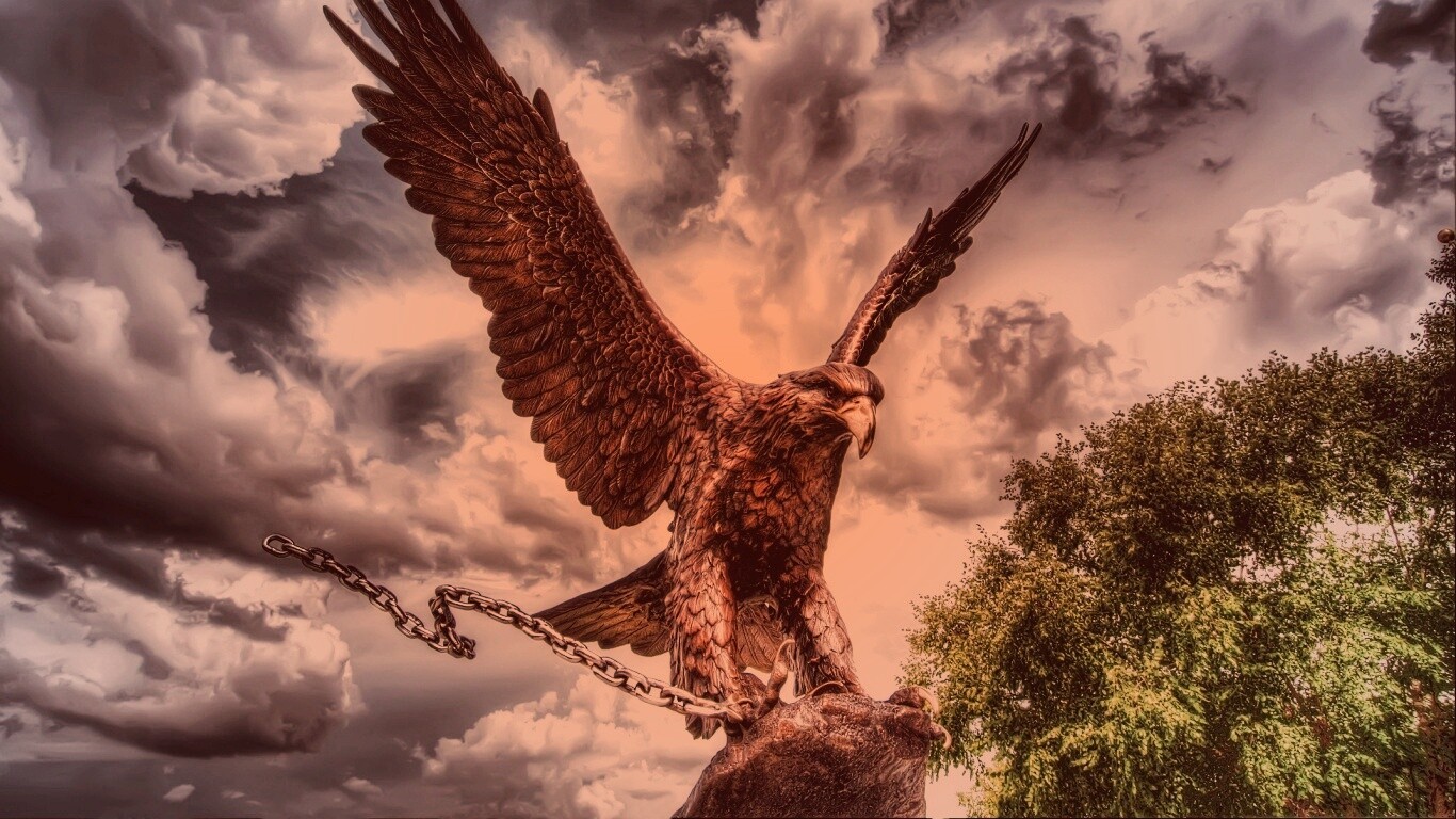 Скульптура орла с цепью в когтях обои