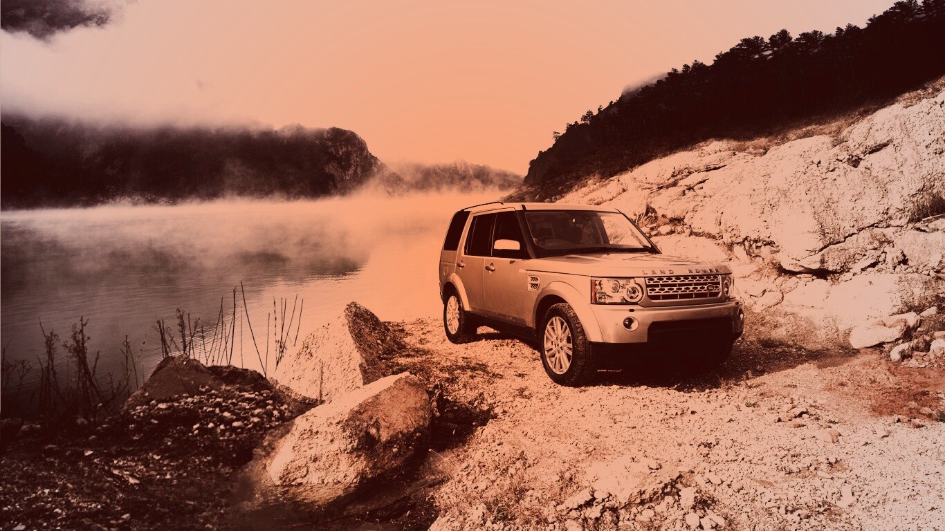 Range rover в горах у реки обои