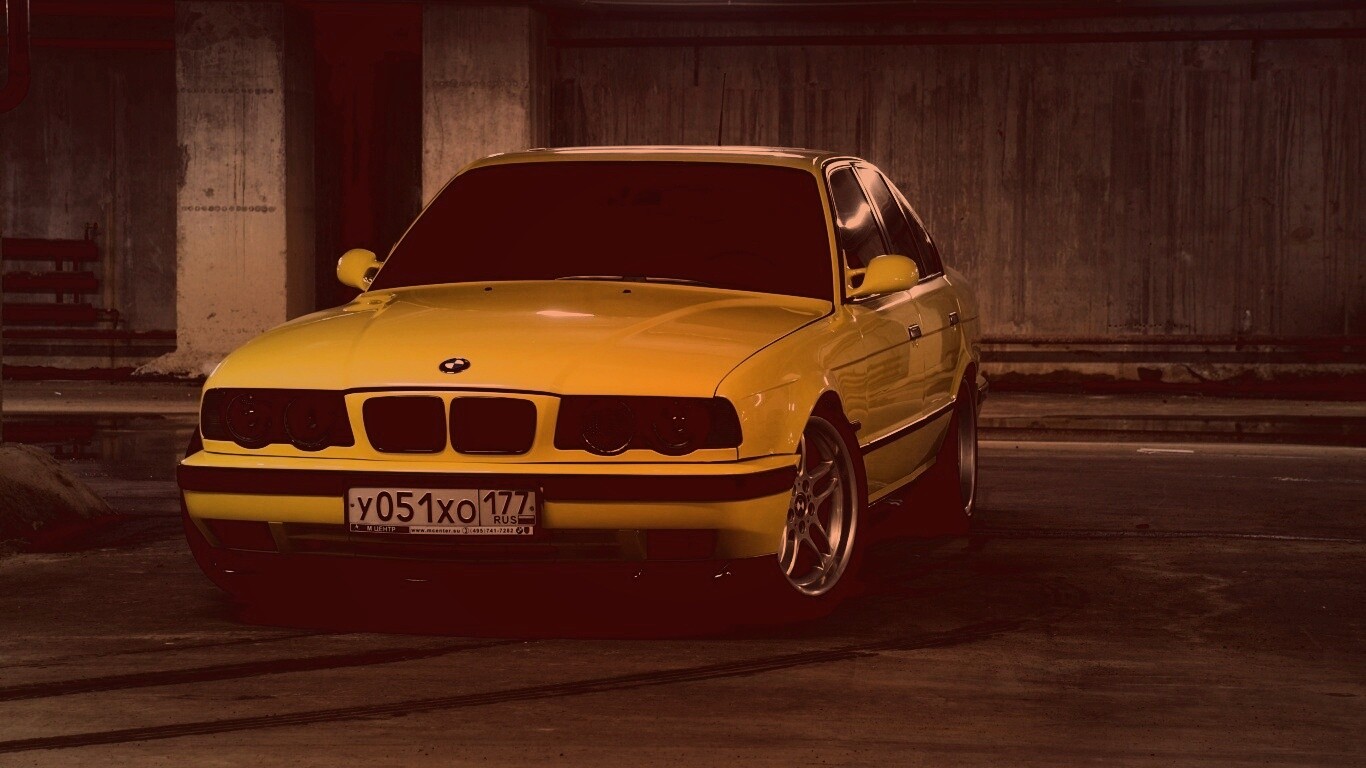 BMW M5 на стоянке обои